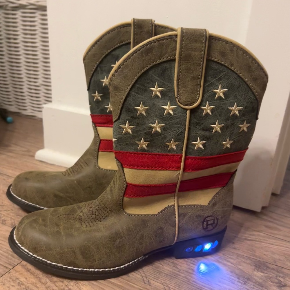 Size USA 1. Never worn.